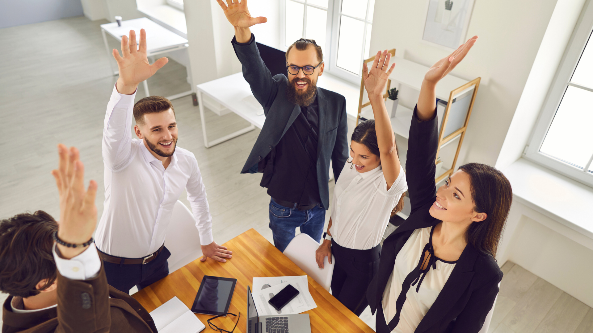 Miembros celebrando logros del ministerio